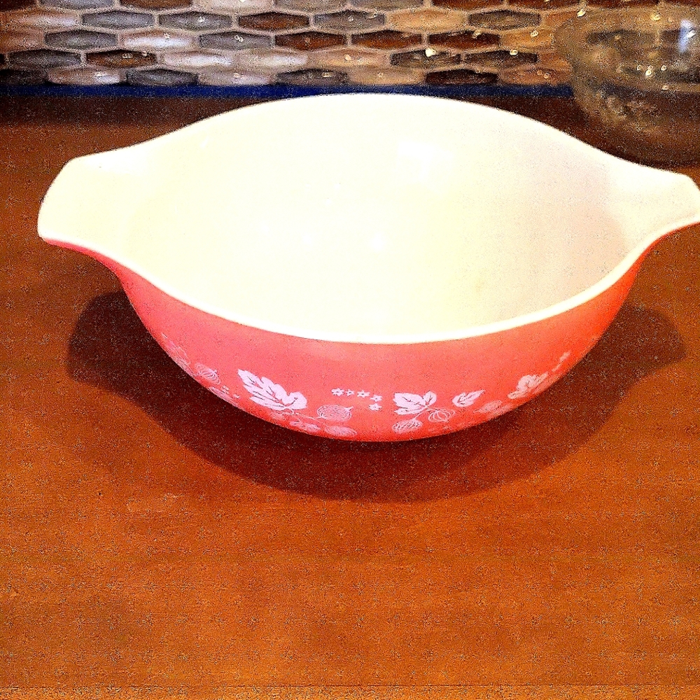 Pyrex 4qt. Pink Gooseberry 444 mixing bowl. Pristine condition.
